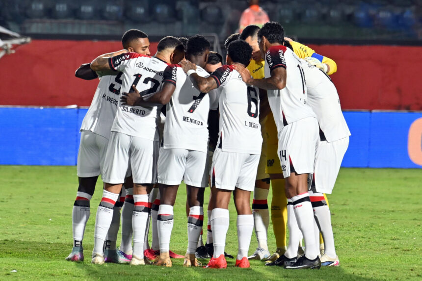 Athletico tenta recuperação diante do Santos na Vila Belmiro