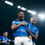 Cruzeiro vira, alcança 66,7% e divide liderança com Athletico-PR
