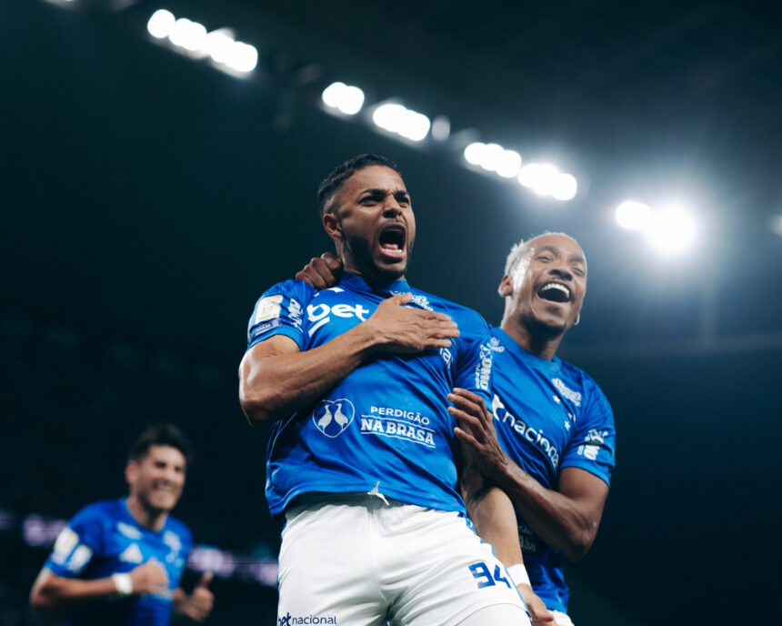 Cruzeiro vira, alcança 66,7% e divide liderança com Athletico-PR