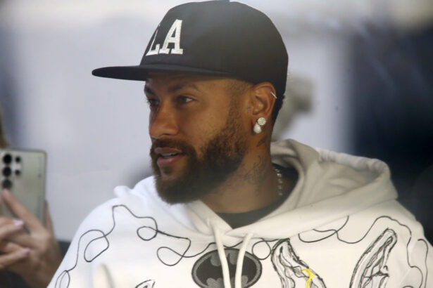 Cuca vai chamar Neymar para evitar desfalques por cartões