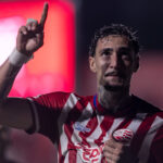 Derek reencontra o gol e elogia apoio de Hélio dos Anjos