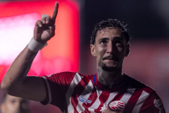 Derek reencontra o gol e elogia apoio de Hélio dos Anjos