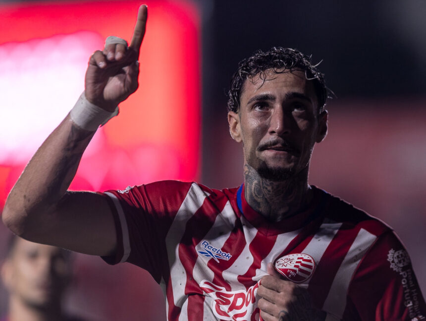Derek reencontra o gol e elogia apoio de Hélio dos Anjos