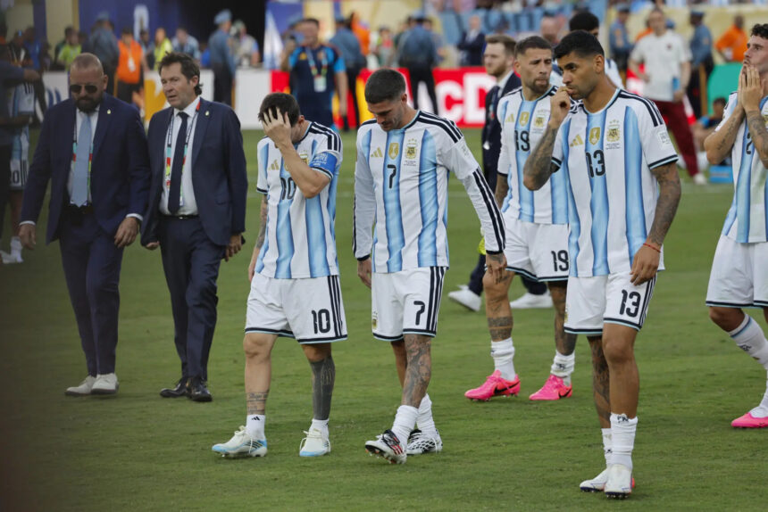 Fifa multa Argentina e impõe jogo com público reduzido; Paredes pega 10 jogos