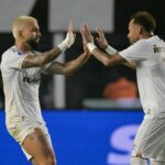 Gabigol e Neymar comemoram gol do Santos na Vila Belmiro