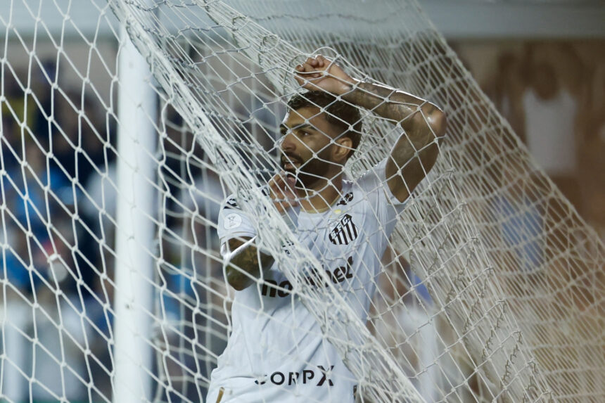 Gabigol perto dos 100 gols, mas vê eficiência despencar pós-Copa
