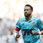 Gramado sintético pode tirar Neymar do jogo contra o Palmeiras