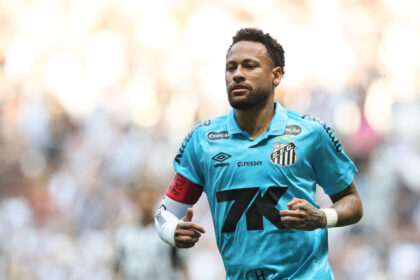Gramado sintético pode tirar Neymar do jogo contra o Palmeiras