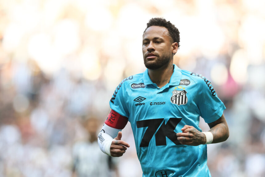 Gramado sintético pode tirar Neymar do jogo contra o Palmeiras