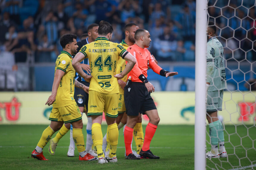 Grêmio bate Mirassol por 1 a 0 e elimina o time paulista