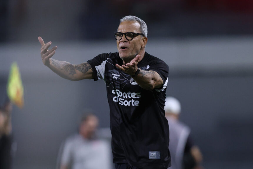 Hélio dos Anjos defende reformulação depois de 10 saídas no Náutico