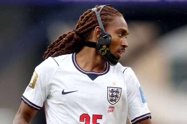 Inter fecha acordo e contrata Djed Spence por até €35 mi