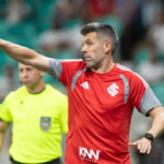 Inter fica sem técnico e perde Bernabei por suspensão diante do Santos
