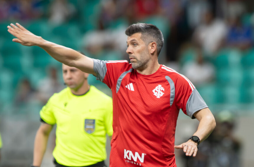 Inter fica sem técnico e perde Bernabei por suspensão diante do Santos