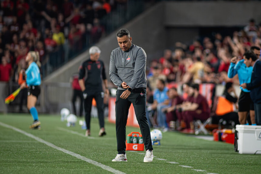 Jair Ventura aposta em virada do Vitória após derrota para Athletico