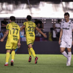 João Schmidt desfalca Santos por suspensão no clássico contra o Corinthians