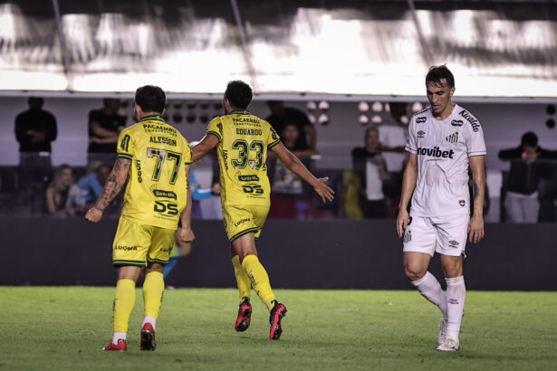 João Schmidt desfalca Santos por suspensão no clássico contra o Corinthians