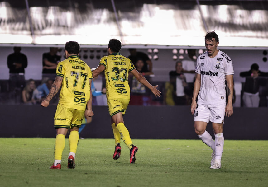 João Schmidt desfalca Santos por suspensão no clássico contra o Corinthians