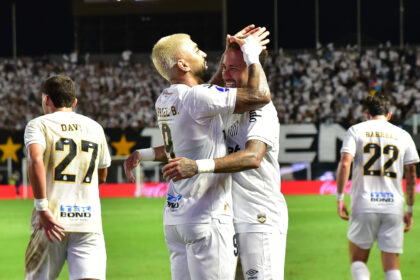 Neymar e Gabigol comandam virada do Santos e vencem Macará na Sul-Americana