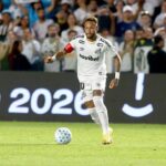 Neymar, possível titular contra Corinthians, esteve em só 3 dos 15 clássicos