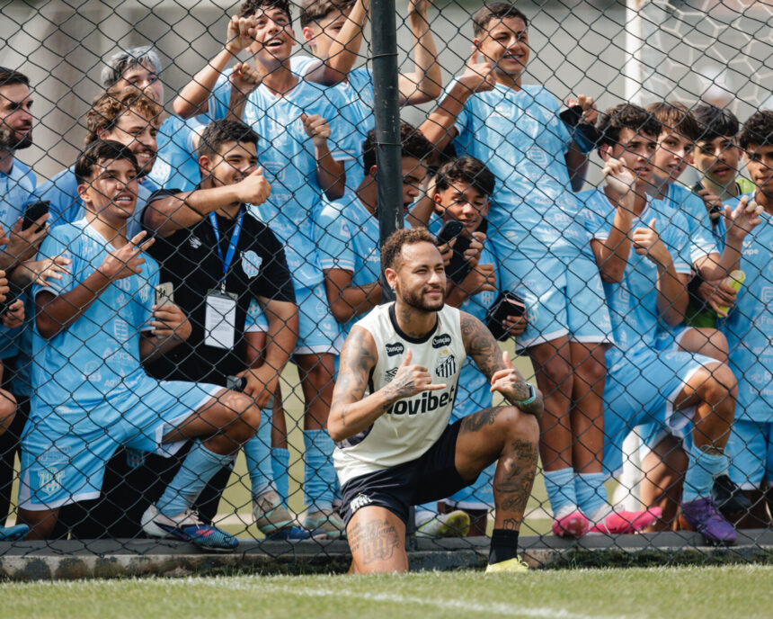 Neymar recuperado, Cuca leva camisa 10 para clássico contra o Corinthians