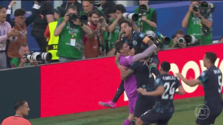Orlando Gill é expulso por cabeçada após confusão na derrota do San Lorenzo