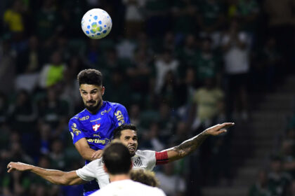 Palmeiras atropela Santos por 3 a 0 e abre vantagem nas quartas