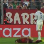Paredes é criticado após chutar bola e derrubar rival no Clausura