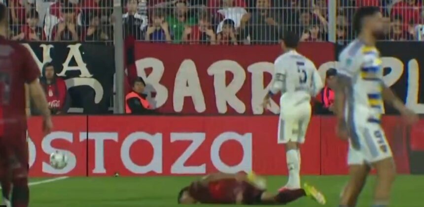 Paredes é criticado após chutar bola e derrubar rival no Clausura