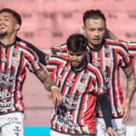 Paulista supera Juventus-SP com gol de Luis Gustavo e segue vivo