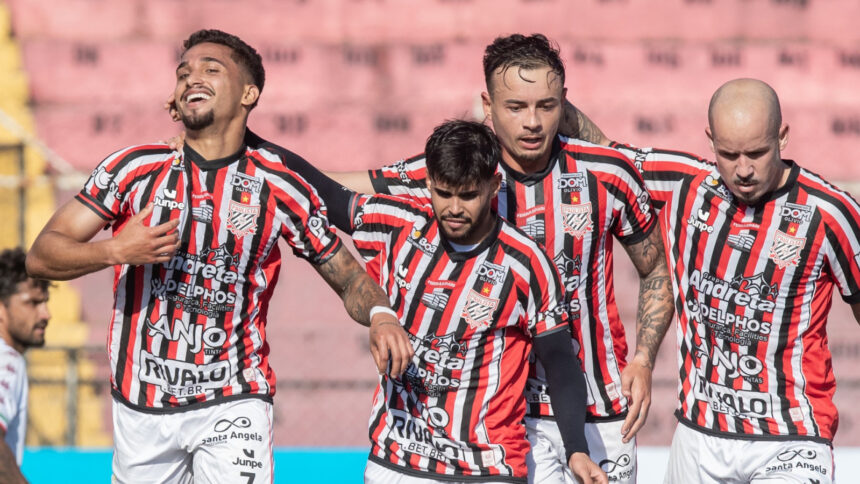 Paulista supera Juventus-SP com gol de Luis Gustavo e segue vivo