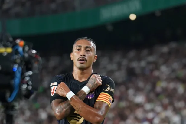 Raphinha brilha e lidera goleada do Barcelona: 5 a 0 no Elche