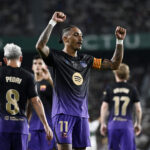 Raphinha decide e conduz goleada do Barcelona: 2 gols e 1 assistência