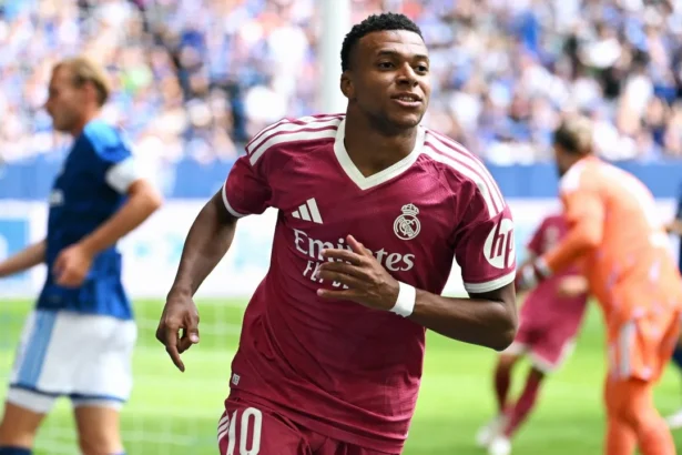 Real Madrid goleia Schalke 3 a 0 e revela talentos para 2026/27