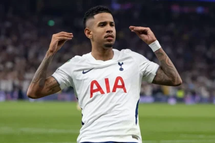 Sávio brilha na estreia e Tottenham goleia Charlton por 5 a 1