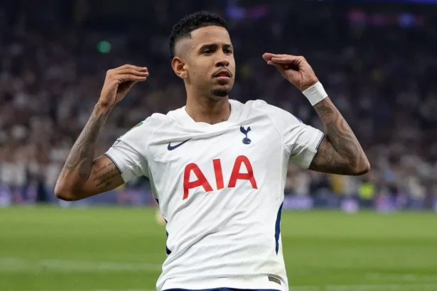 Sávio brilha na estreia e Tottenham goleia Charlton por 5 a 1