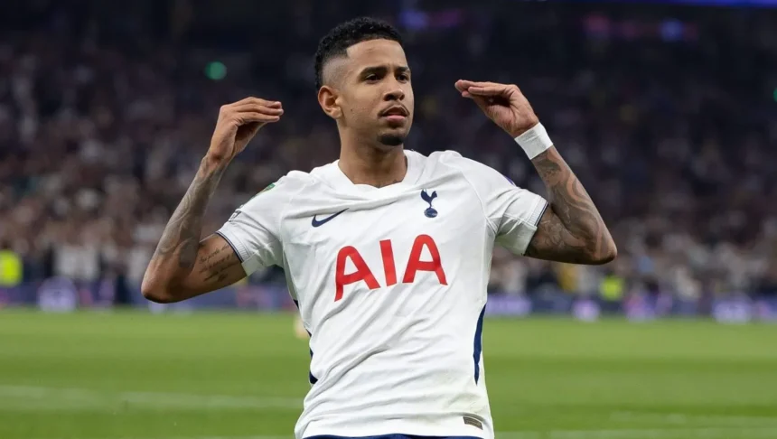 Sávio brilha na estreia e Tottenham goleia Charlton por 5 a 1