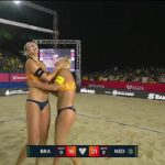 Treinador brasileiro segura jogadoras durante final da Copa da Itália