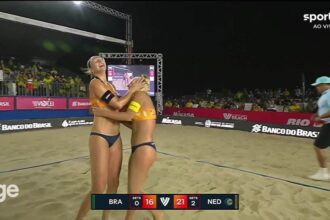 Treinador brasileiro segura jogadoras durante final da Copa da Itália