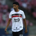 Vitinho deixa Santa Cruz e acerta transferência para o Paços de Ferreira