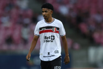 Vitinho deixa Santa Cruz e acerta transferência para o Paços de Ferreira