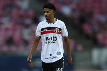 Vitinho deixa Santa Cruz e acerta transferência para o Paços de Ferreira