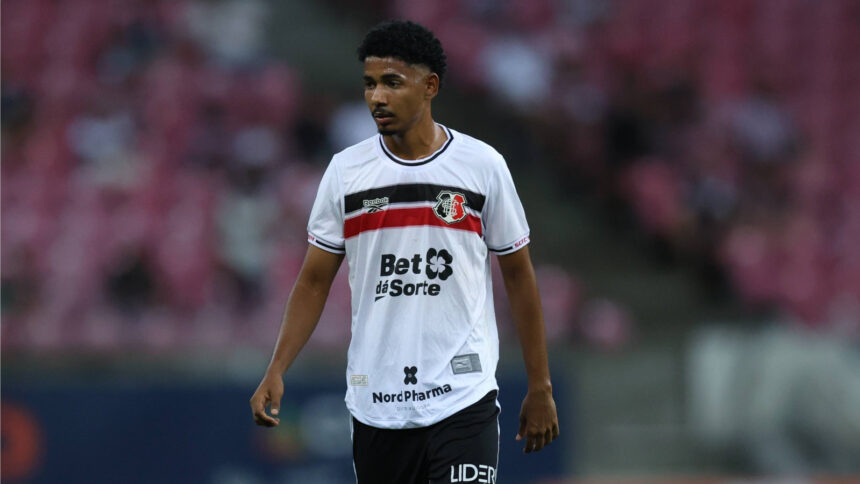 Vitinho deixa Santa Cruz e acerta transferência para o Paços de Ferreira