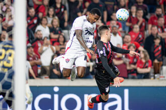 Vitória precisa virar 2 a 0 para avançar sobre Athletico-PR