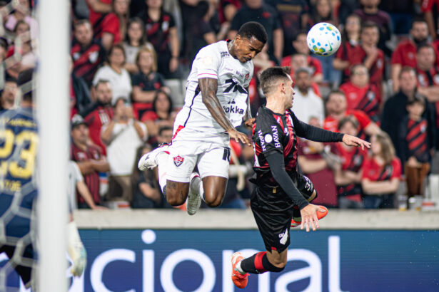 Vitória precisa virar 2 a 0 para avançar sobre Athletico-PR