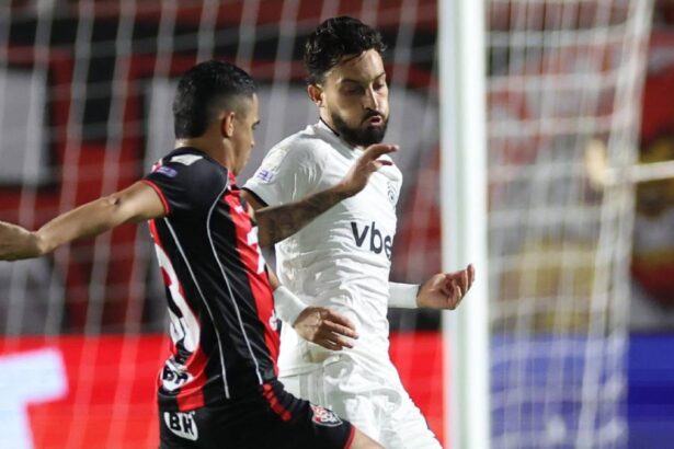 Vitória vence Botafogo no Barradão e encerra jejum no Brasileirão