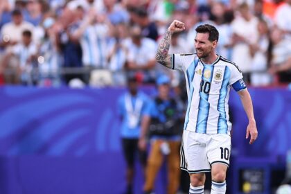 AFA paralisa partidas aos 10 minutos para homenagear Messi