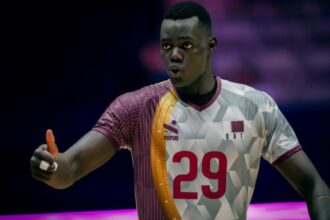 Aos 13 anos e 2,10 m, Mubarak brilha na seleção de vôlei do Catar