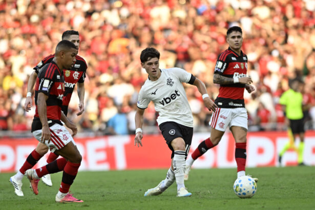 Botafogo brilha no ataque, mas falhas defensivas emperram reação