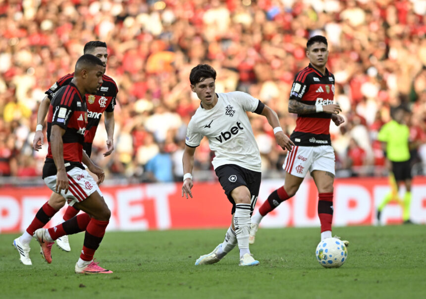 Botafogo brilha no ataque, mas falhas defensivas emperram reação